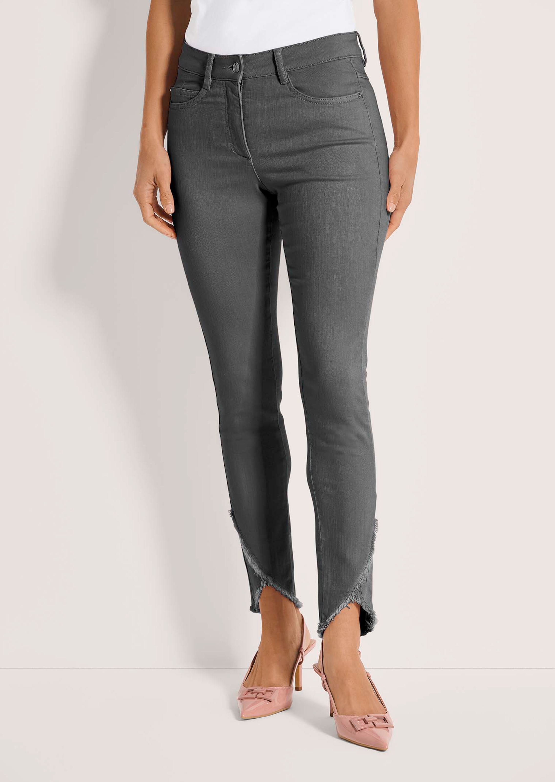 Slim-fit jeans with frayed hem