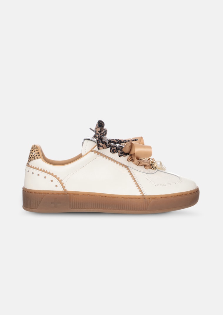 Sneaker mit zweierlei Schnürsenkeln