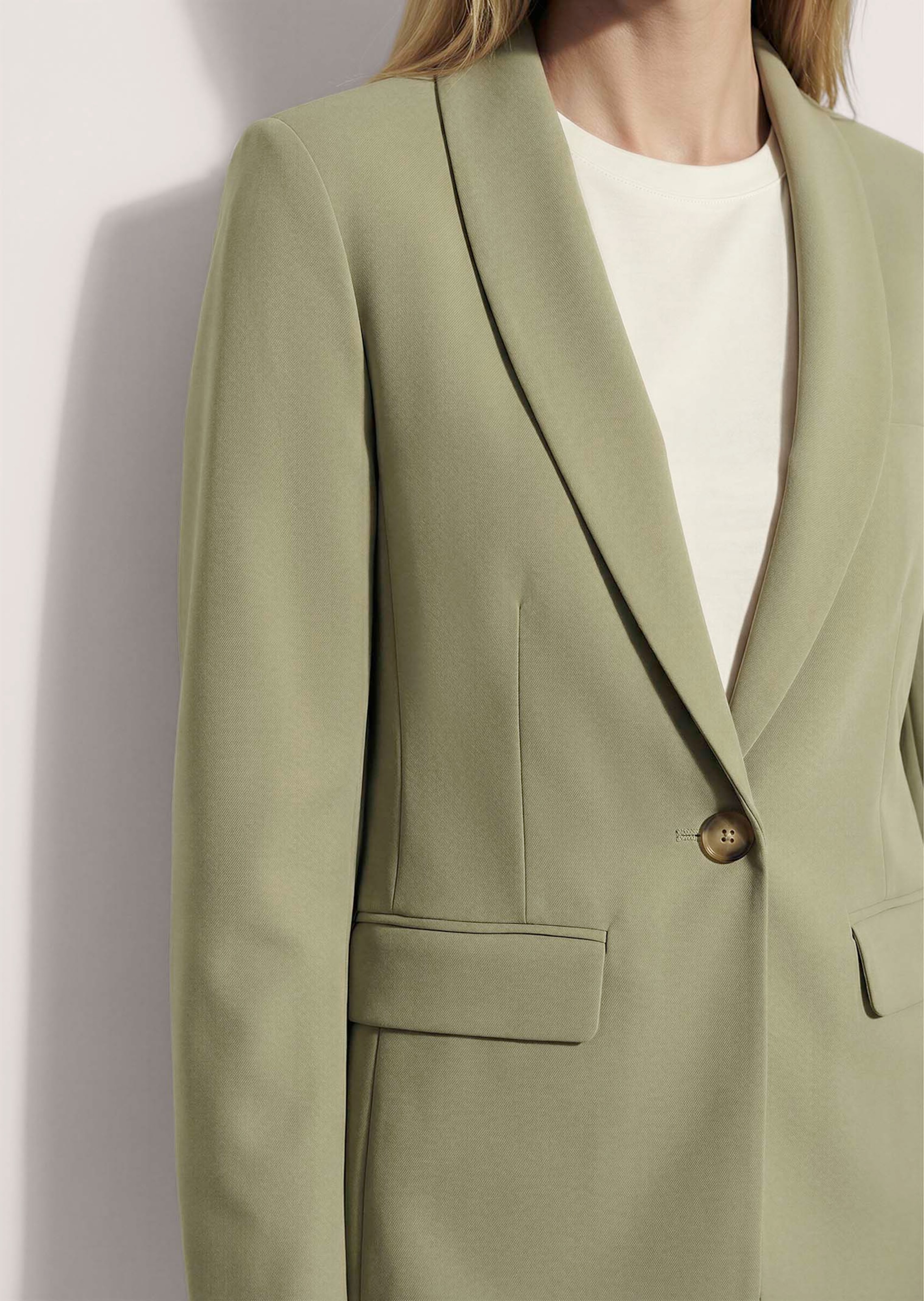 Timeless blazer with elegant lapels