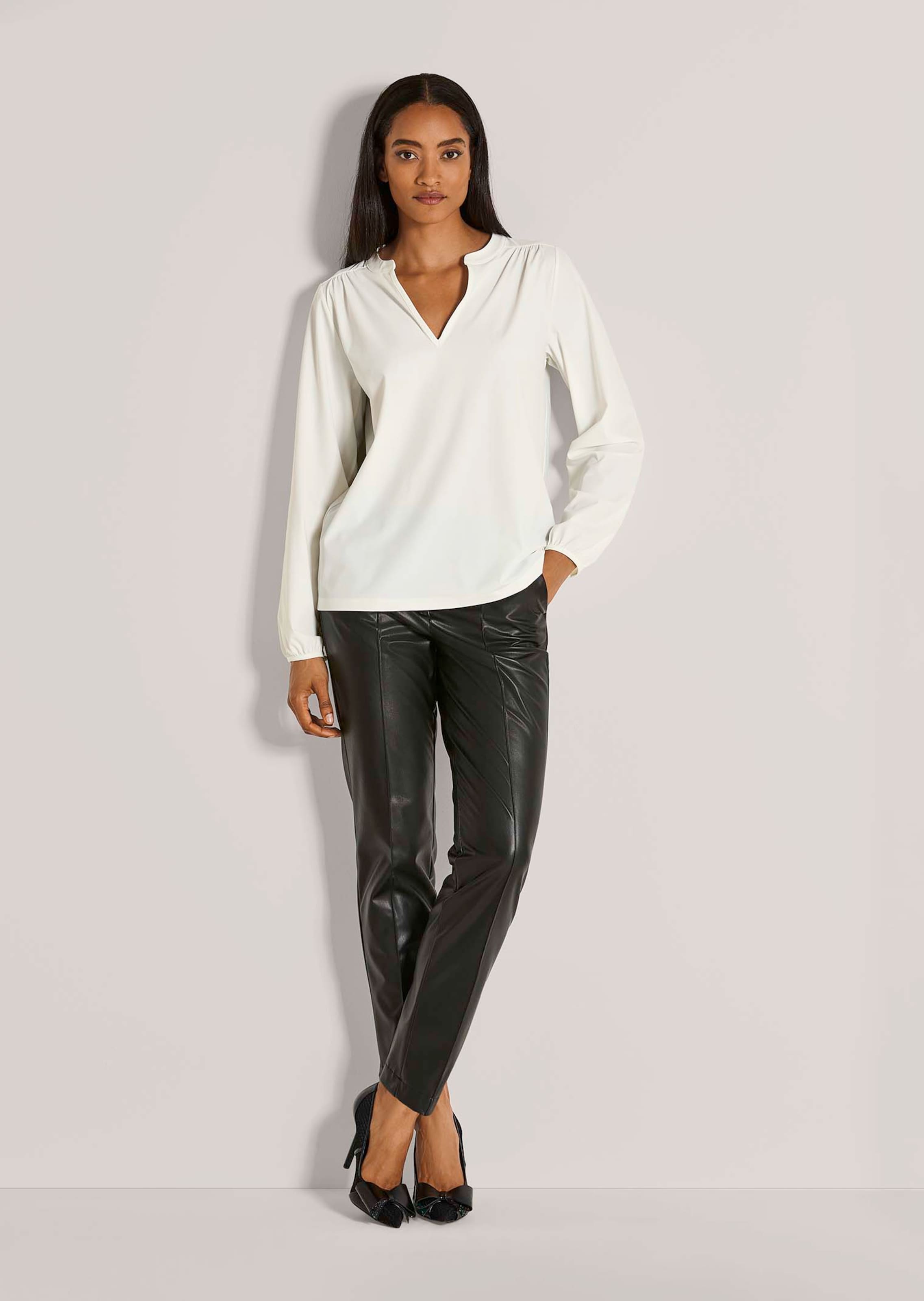 Jersey-Bluse mit raffiniertem Ausschnitt