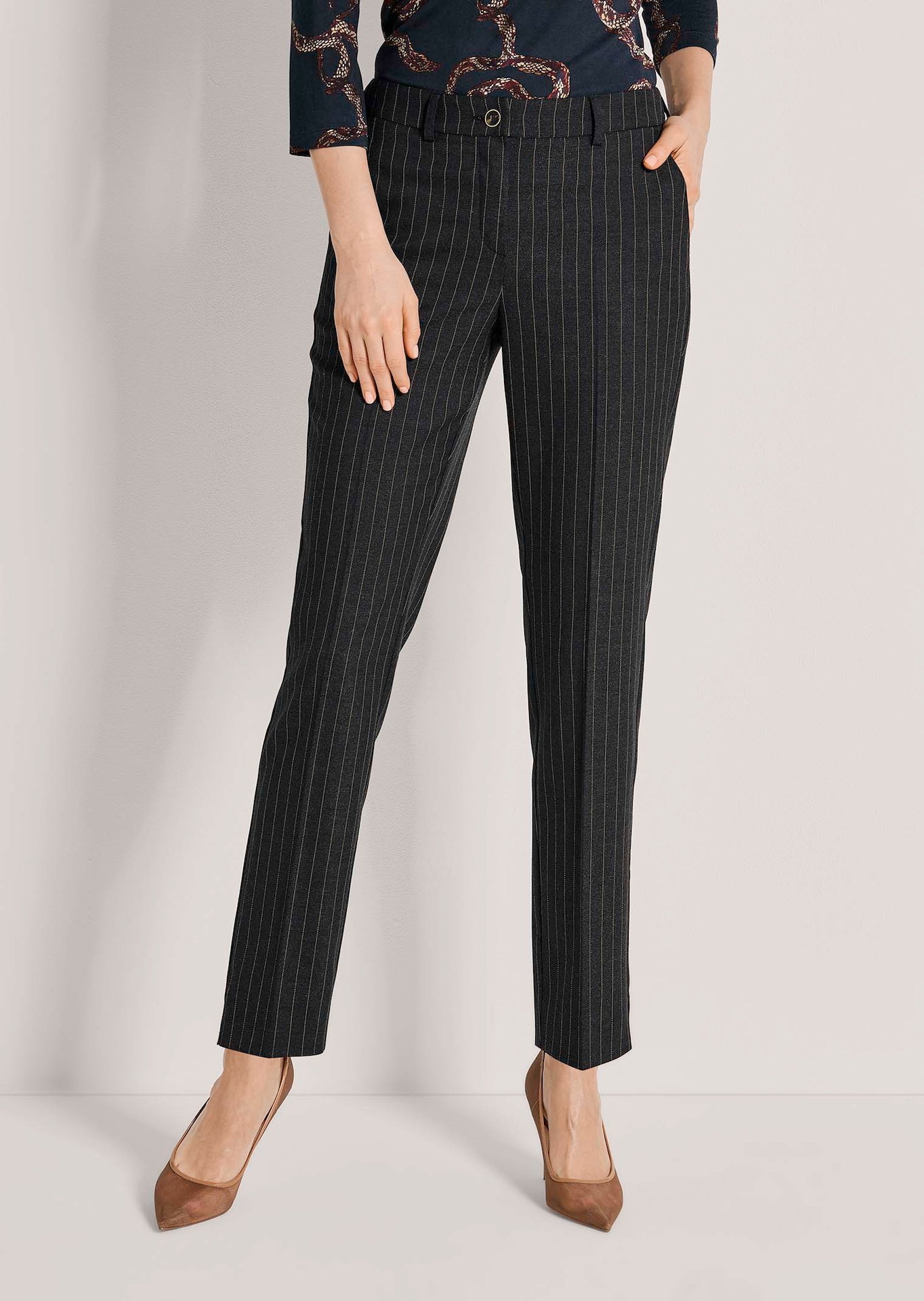 Pantalon à fines rayures avec plis marqués