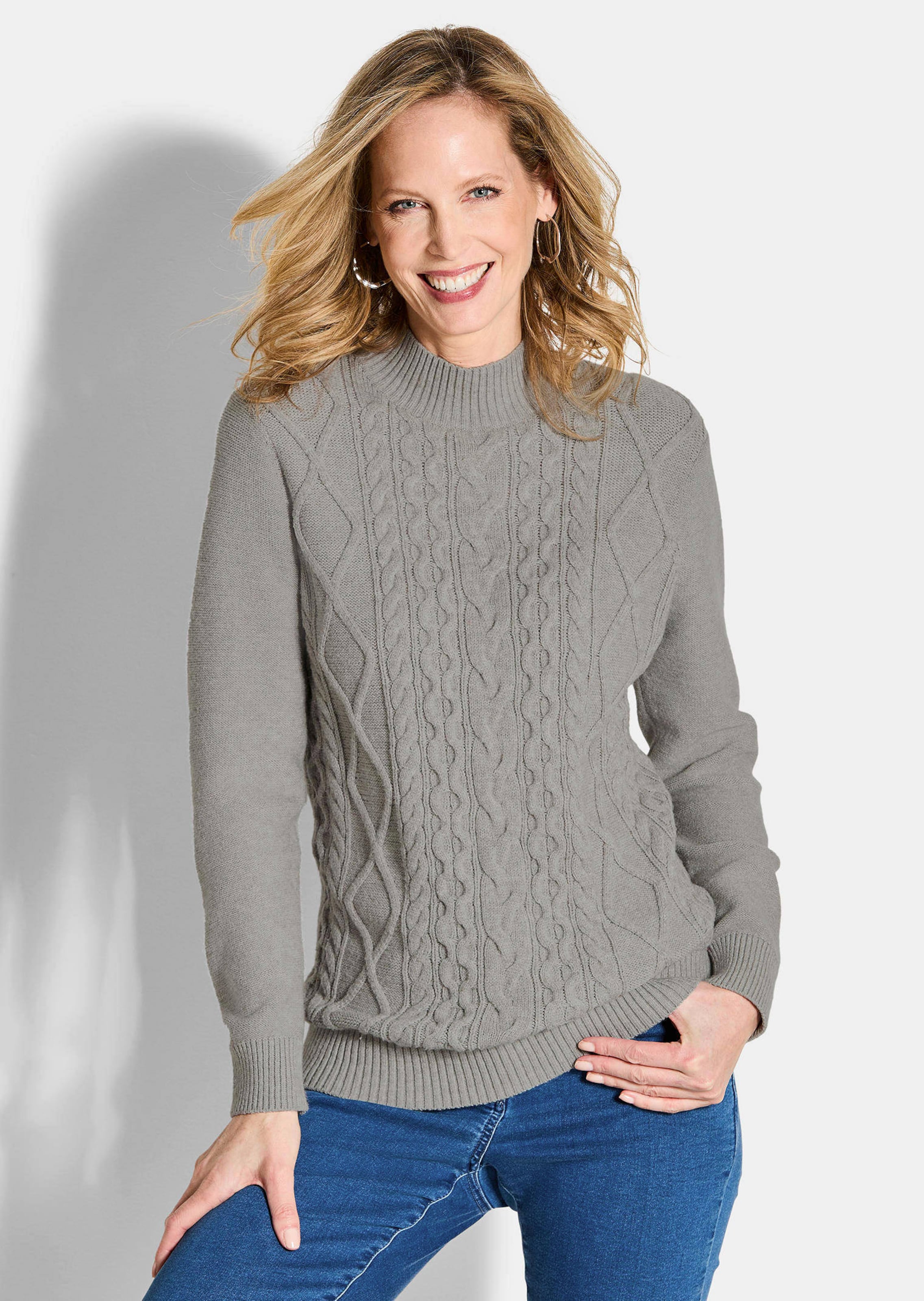 Strickpullover mit Zopfmuster