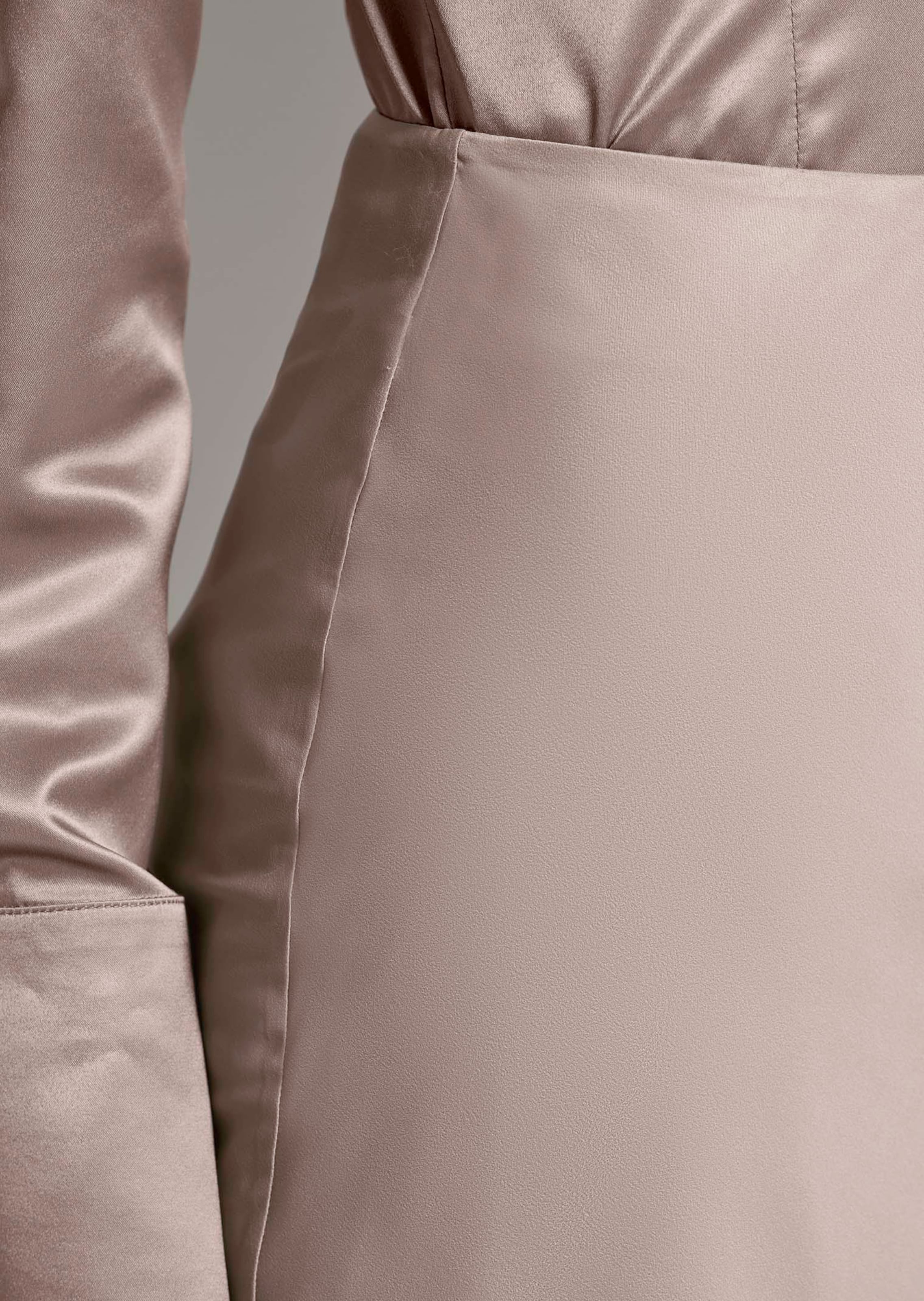 Elegant satin midi skirt thumbnail 6