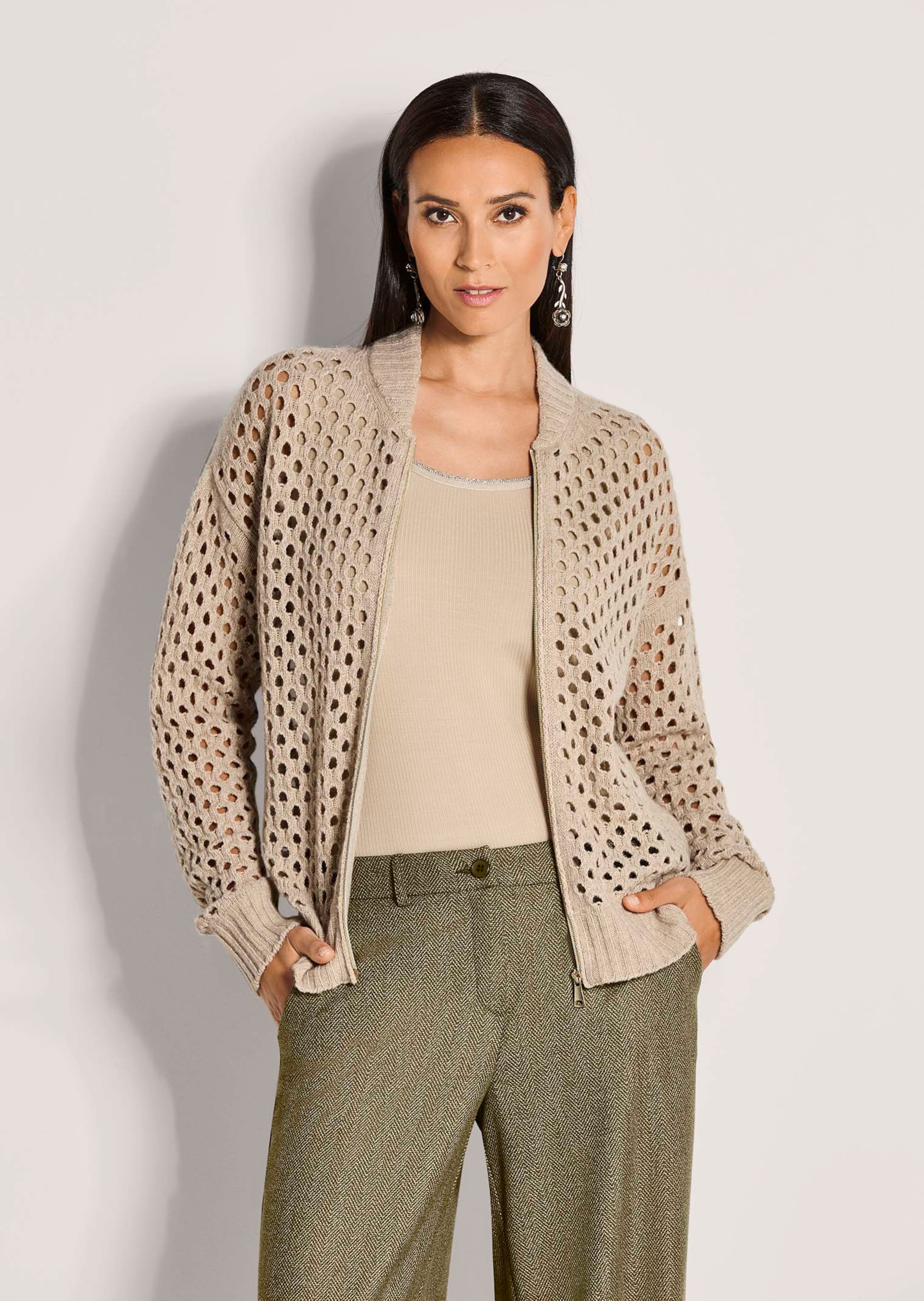 Weiche Strickjacke mit Lochmuster