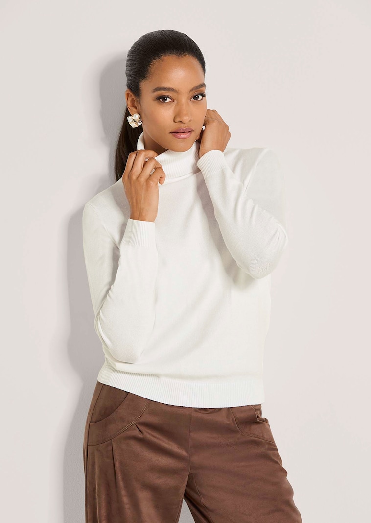 Figurnaher Feinstrickpullover