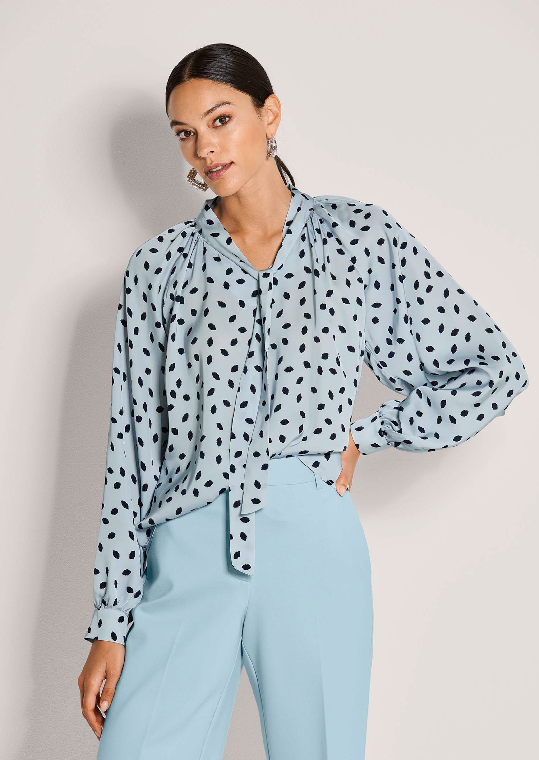 Bluse mit Kussmund-Print und Bindeband