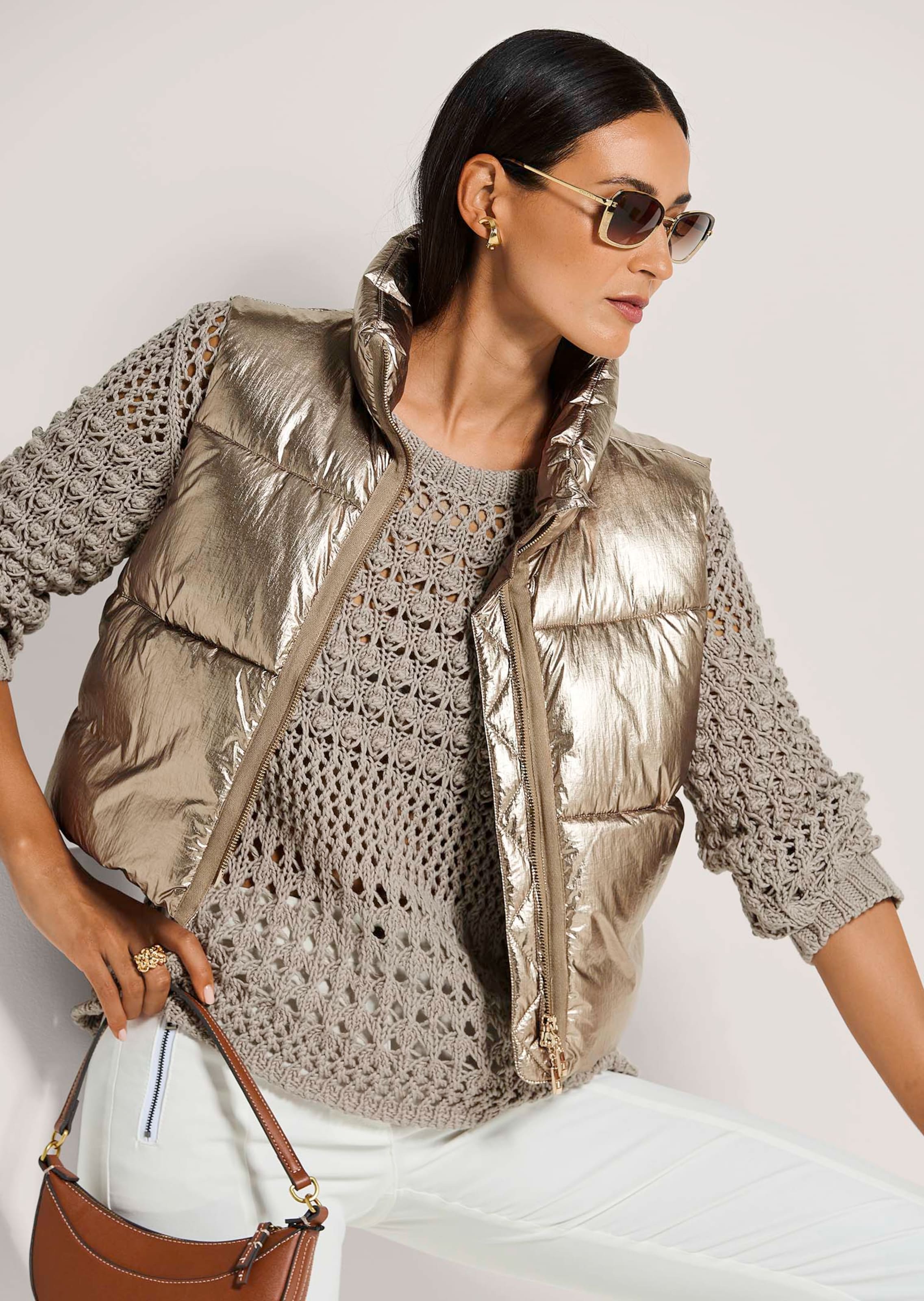 Cropped quilted gilet with metallic effect in gold | MADELEINE Fashion