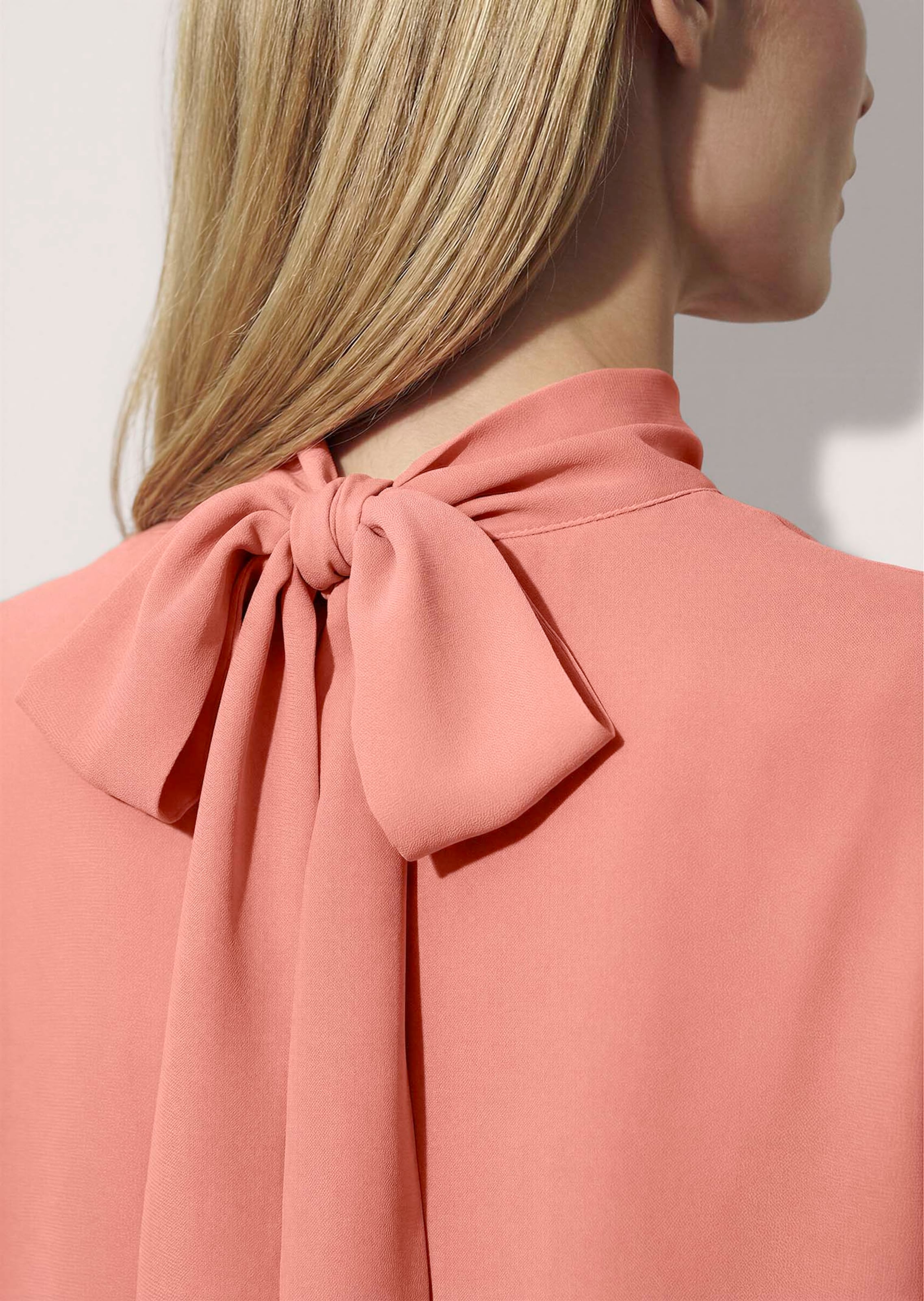Chiffon blouse with stand-up collar and tie bow thumbnail 4