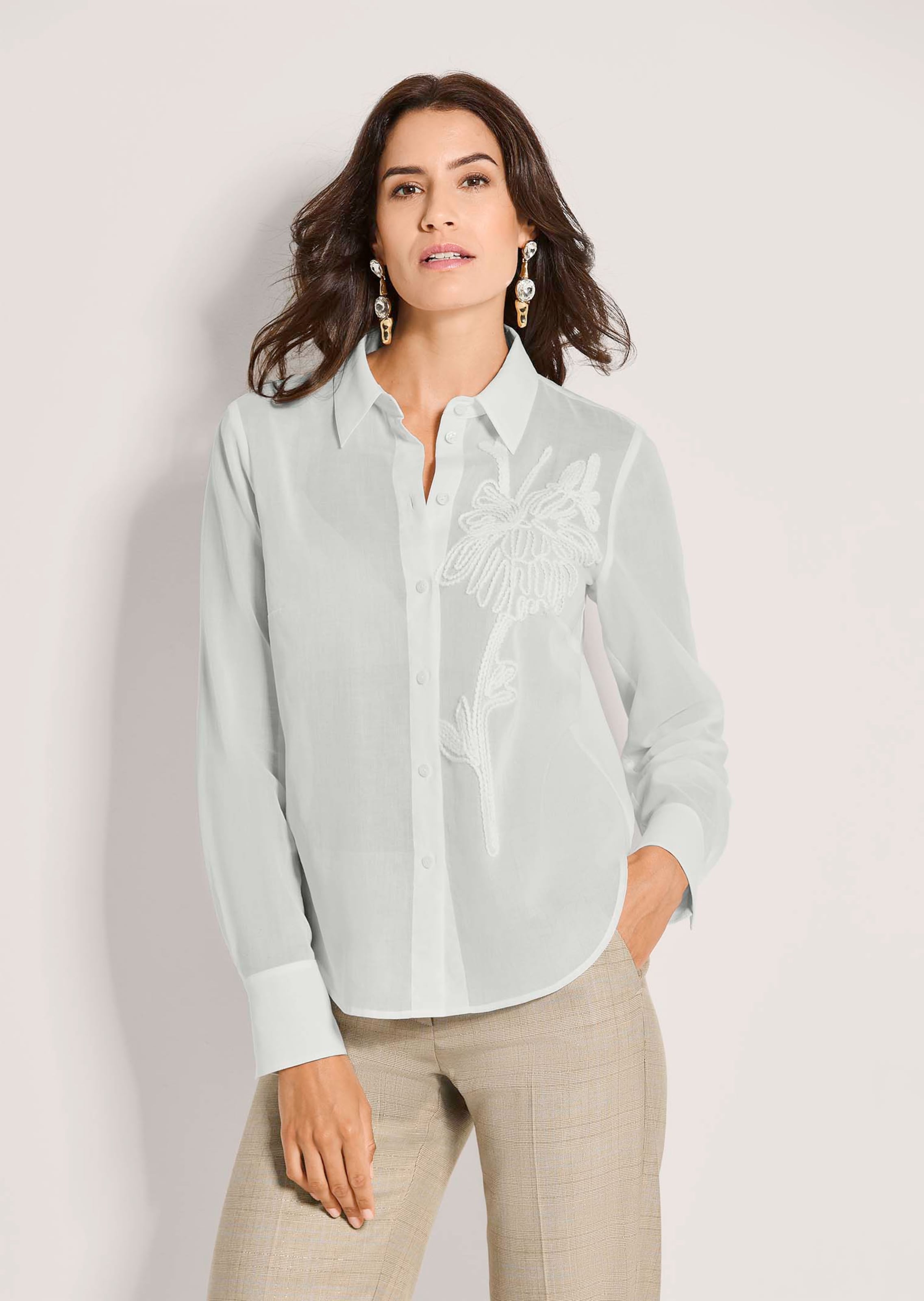 Transparente Baumwollbluse mit Stickerei