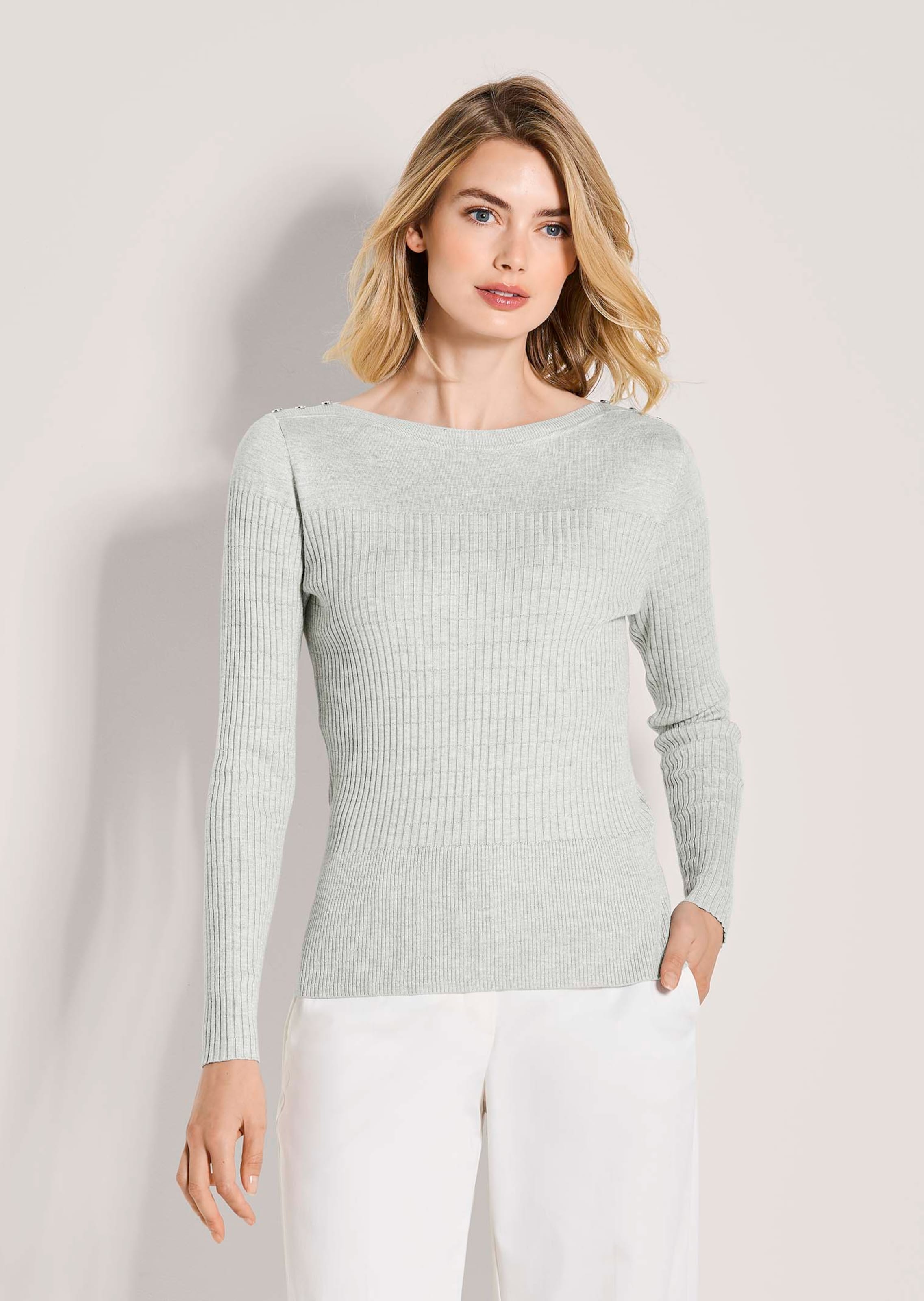 Gerippter Feinstrickpullover mit Zierknöpfen