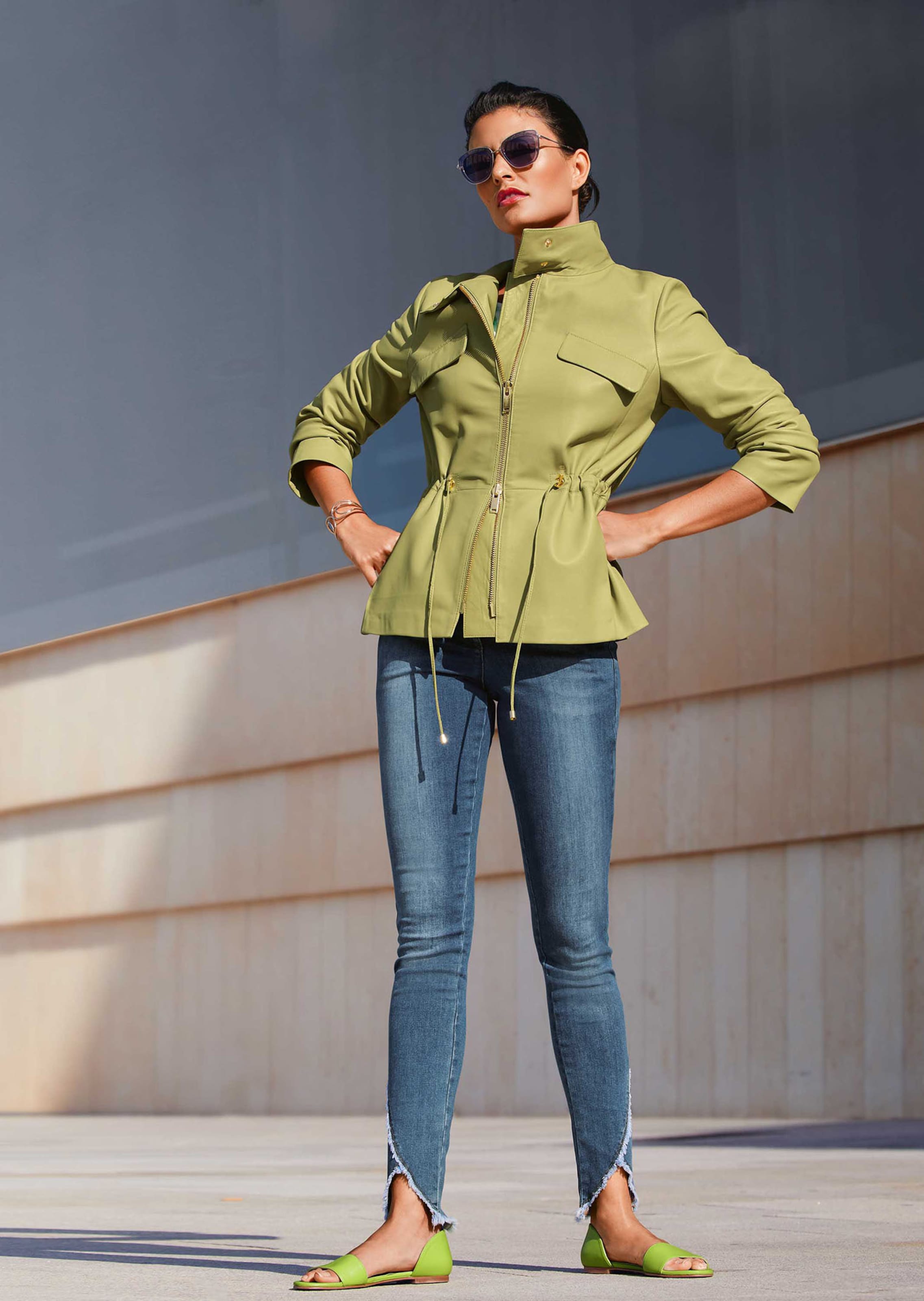 Schlanke Jeans mit Fransensaum