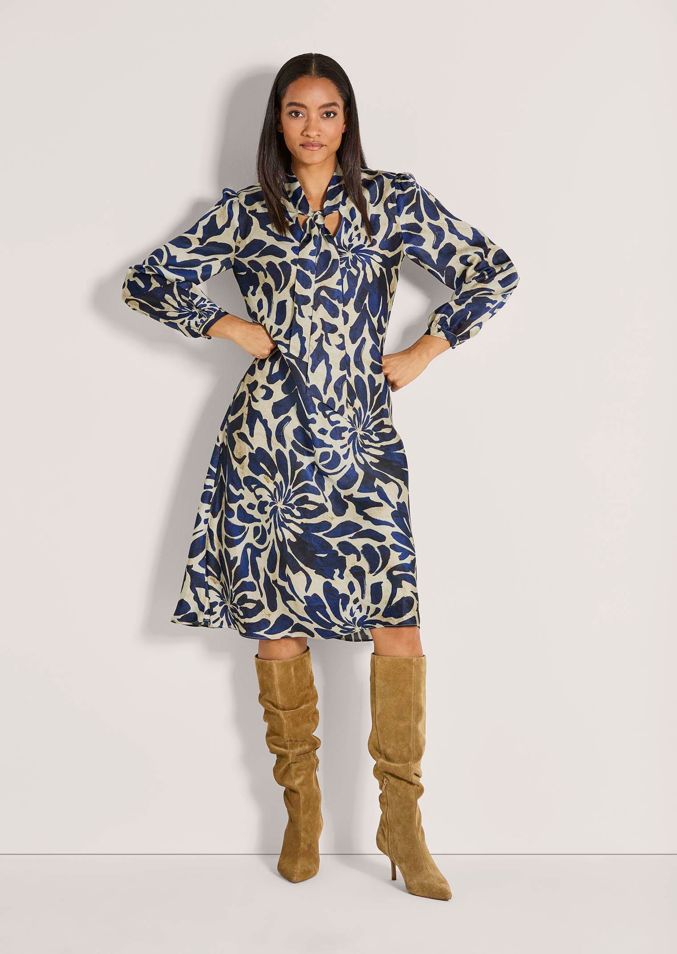 Bedrucktes Kleid mit Bindeband
