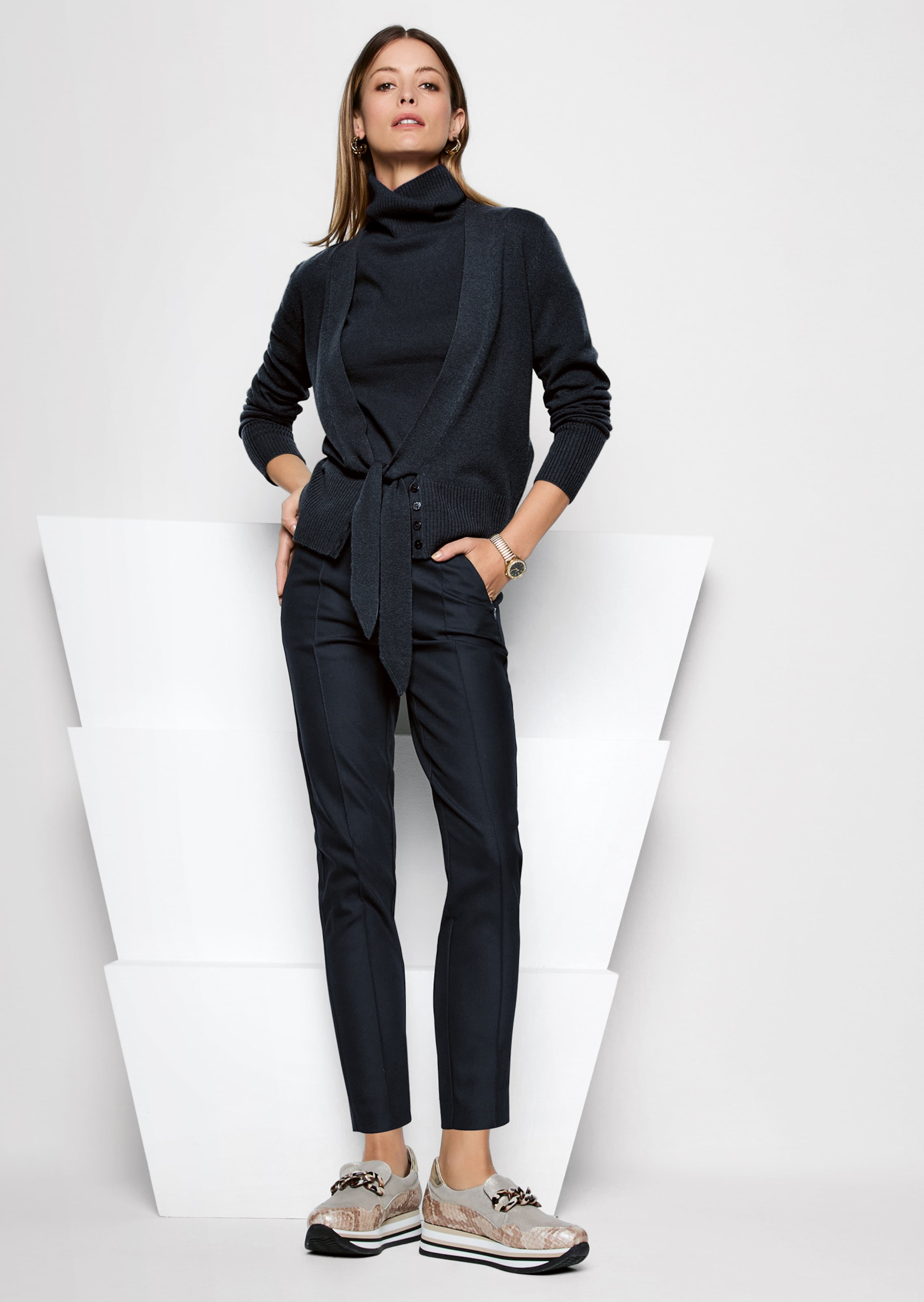 Kaschmir-Strickjacke mit tiefem V-Ausschnitt und Bindeband