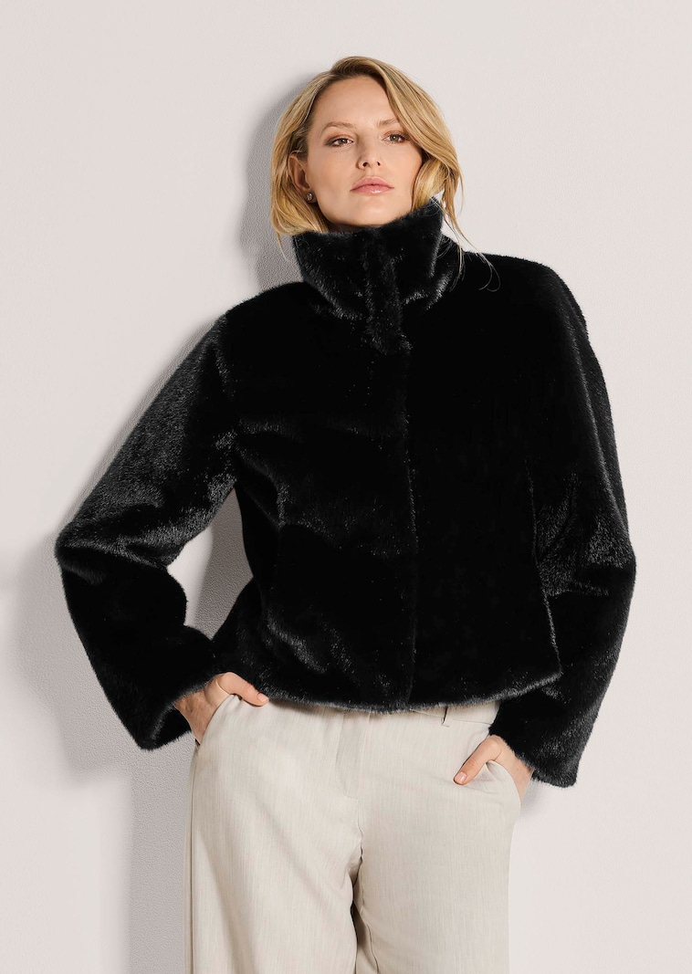 Veste courte tendance en fausse fourrure